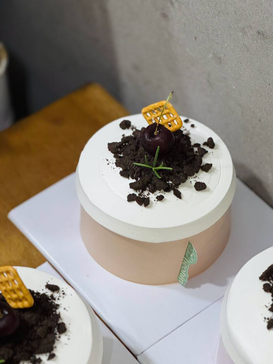 Mẫu bánh sinh nhật heohin trang trí hoa tươi trang nhã