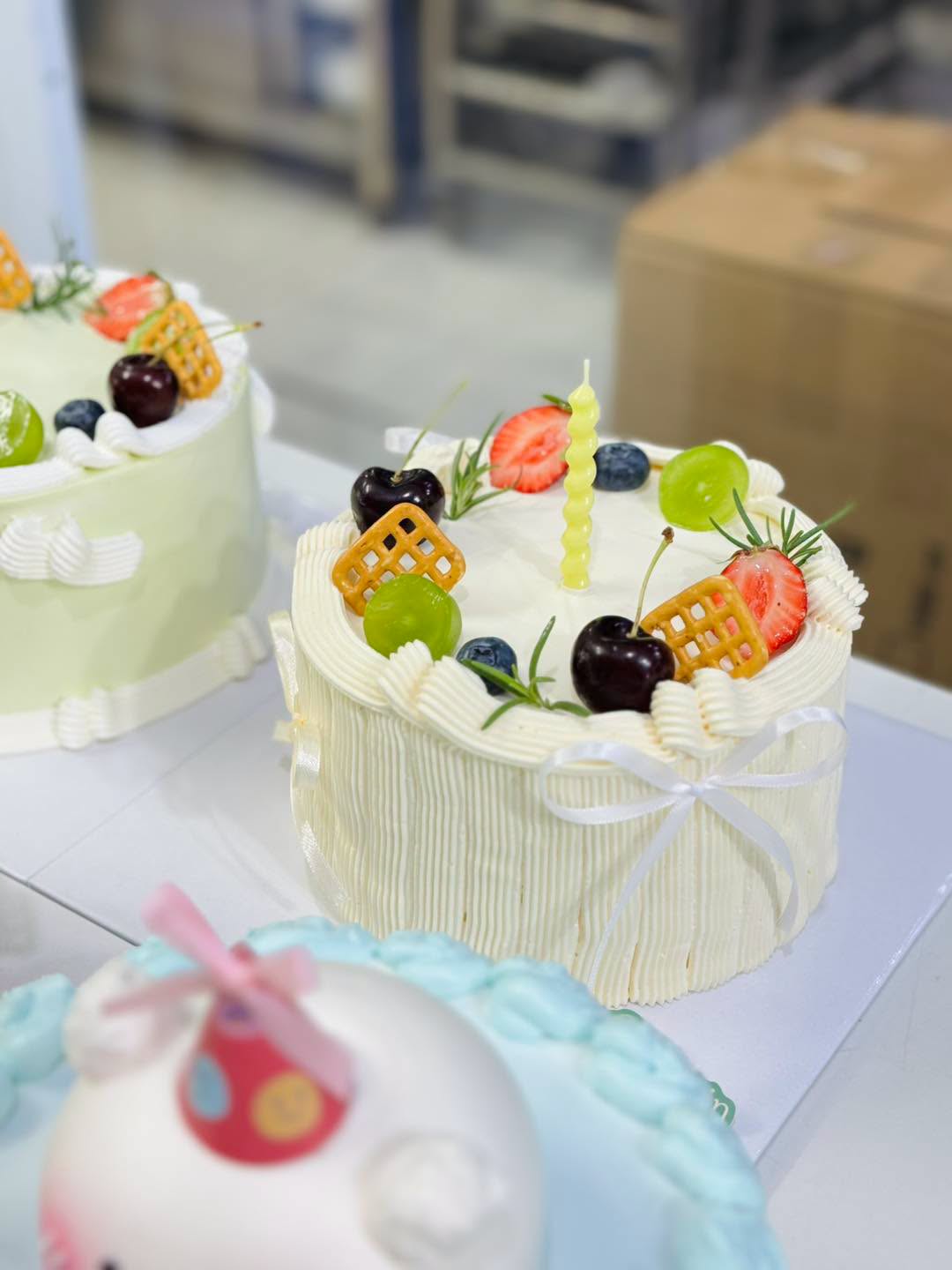 Bánh sinh nhật đơn giản thanh lịch cho tiệc kỷ niệm