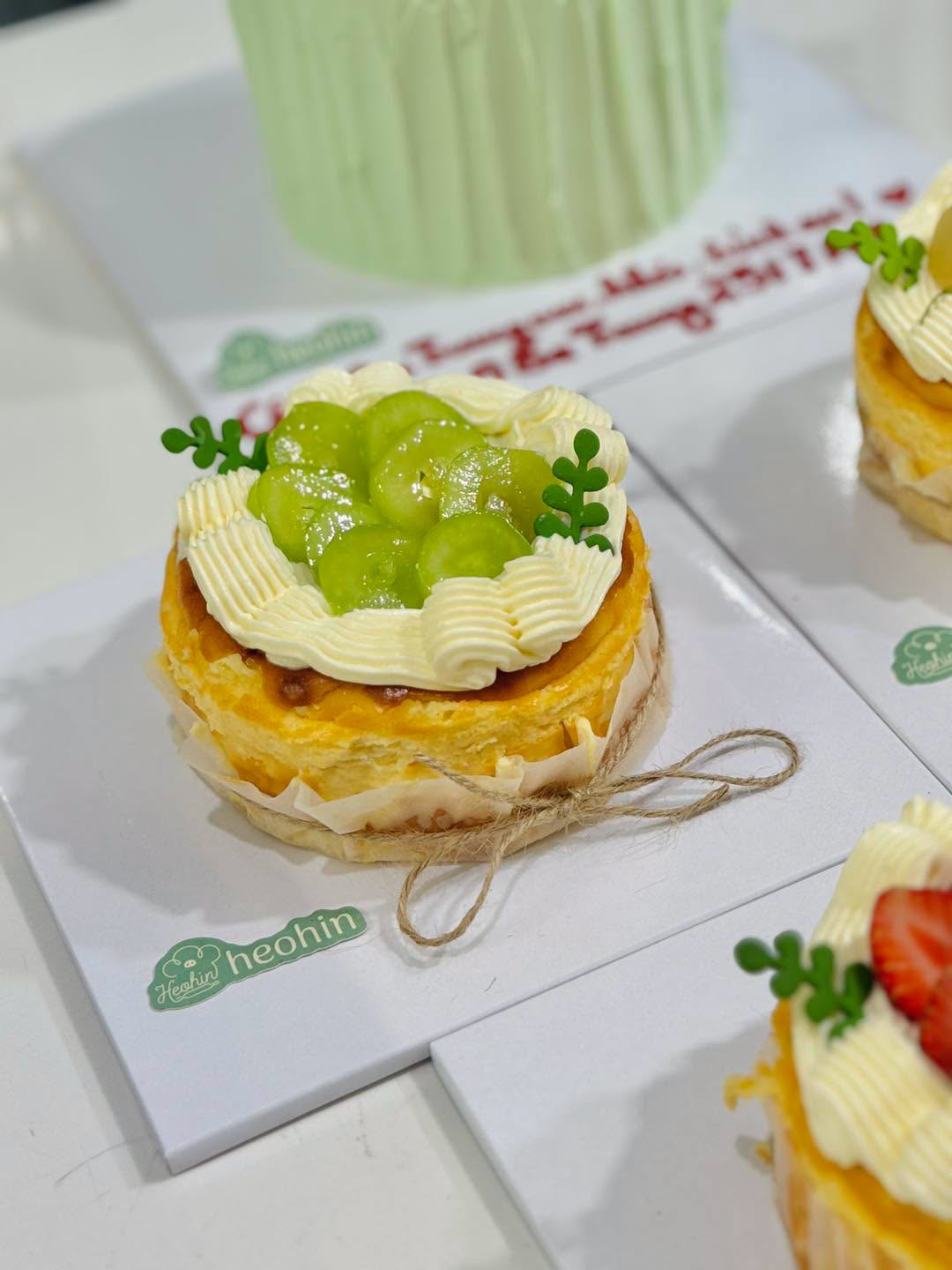 bánh kem sinh nhật thiết kế hoa tươi thanh lịch